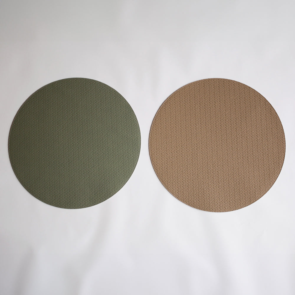 beatriz-ball-vida-snakeskin-reversible-15-round-placemats-set-of-4-medium-green-and-tan