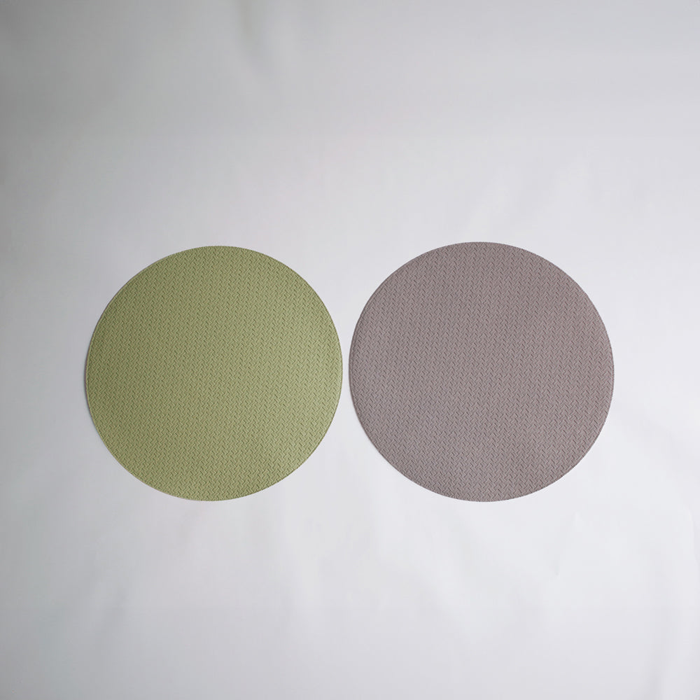 beatriz-ball-vida-snakeskin-reversible-15-round-placemats-set-of-4-pale-green-and-taupe