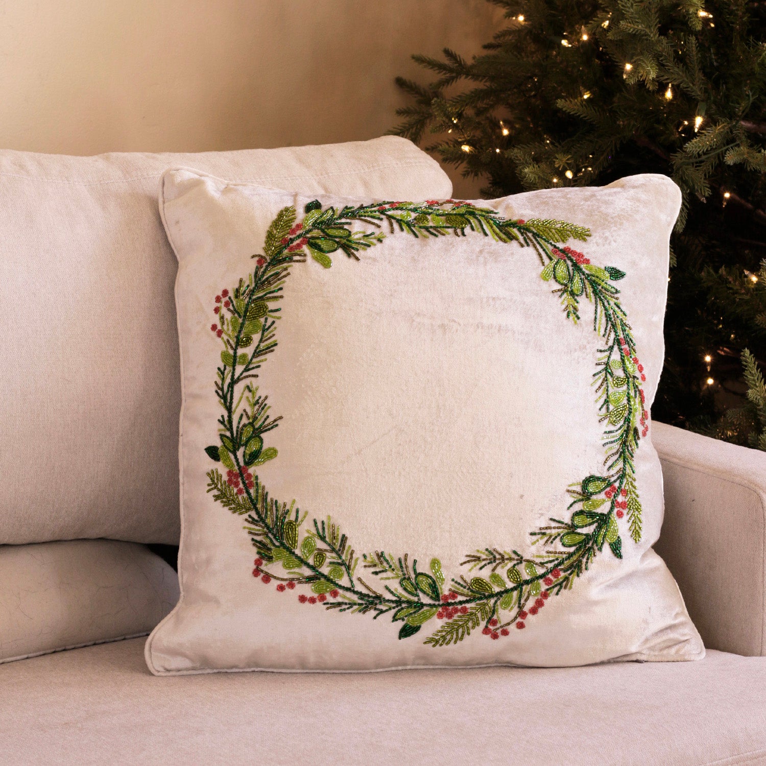 holiday-holly-wreath-throw-pillow-red-and-green
