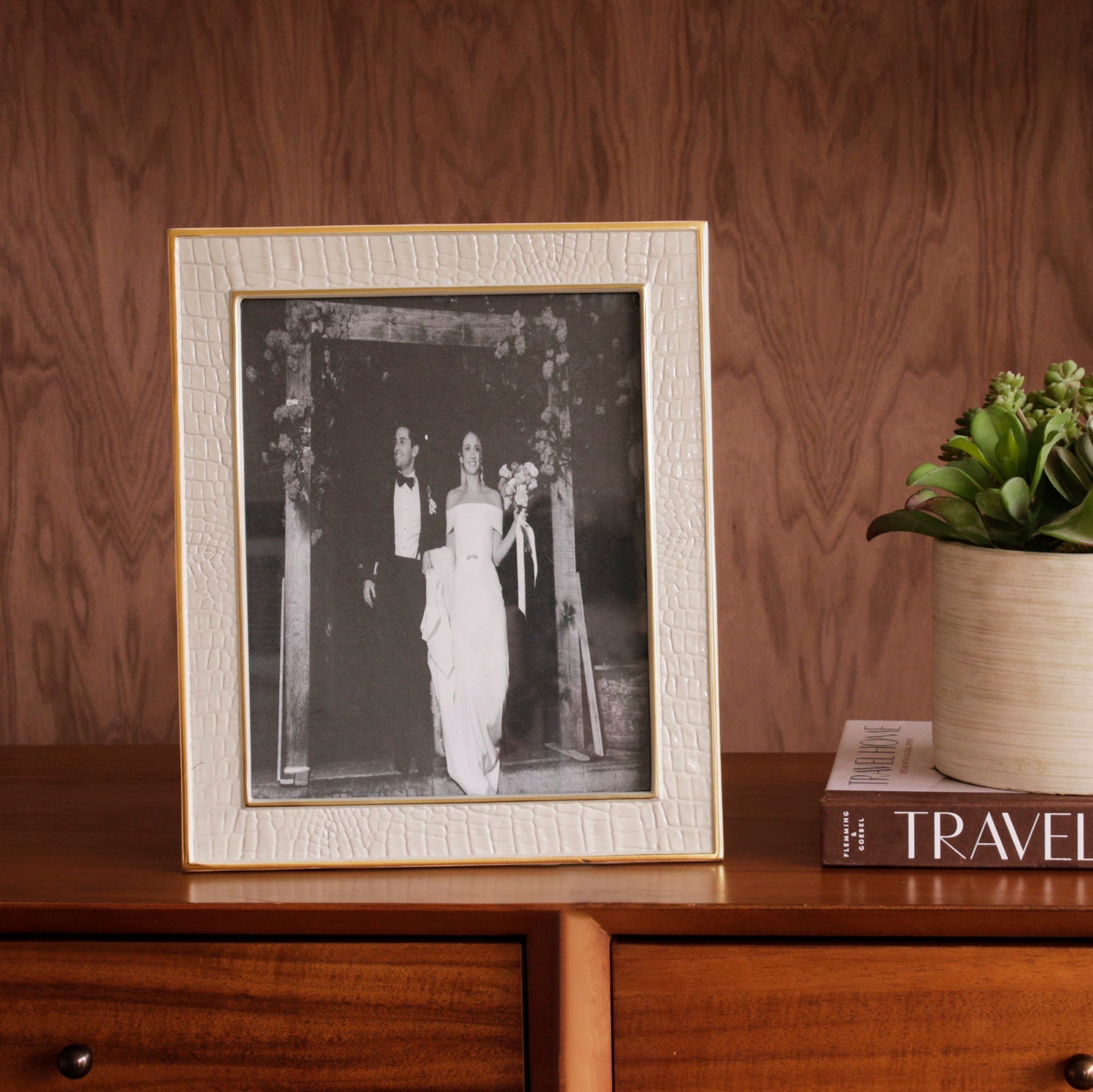 frame-encanto-croc-8-x-10-cream