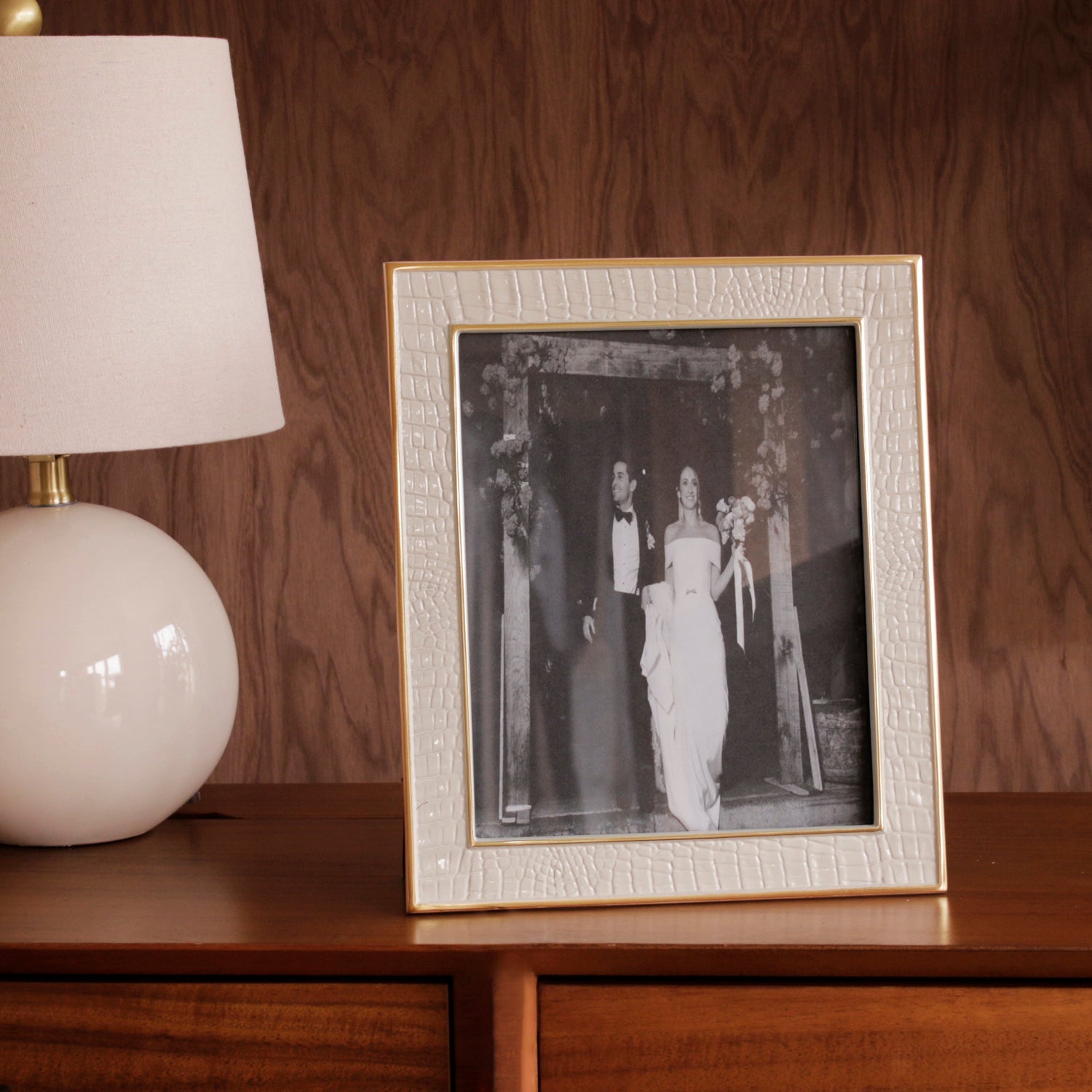 frame-encanto-croc-8-x-10-cream