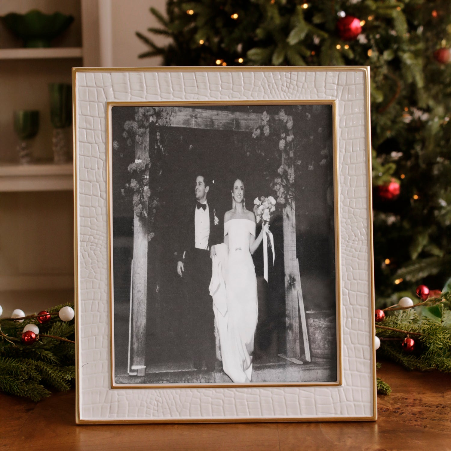 frame-encanto-croc-8-x-10-cream