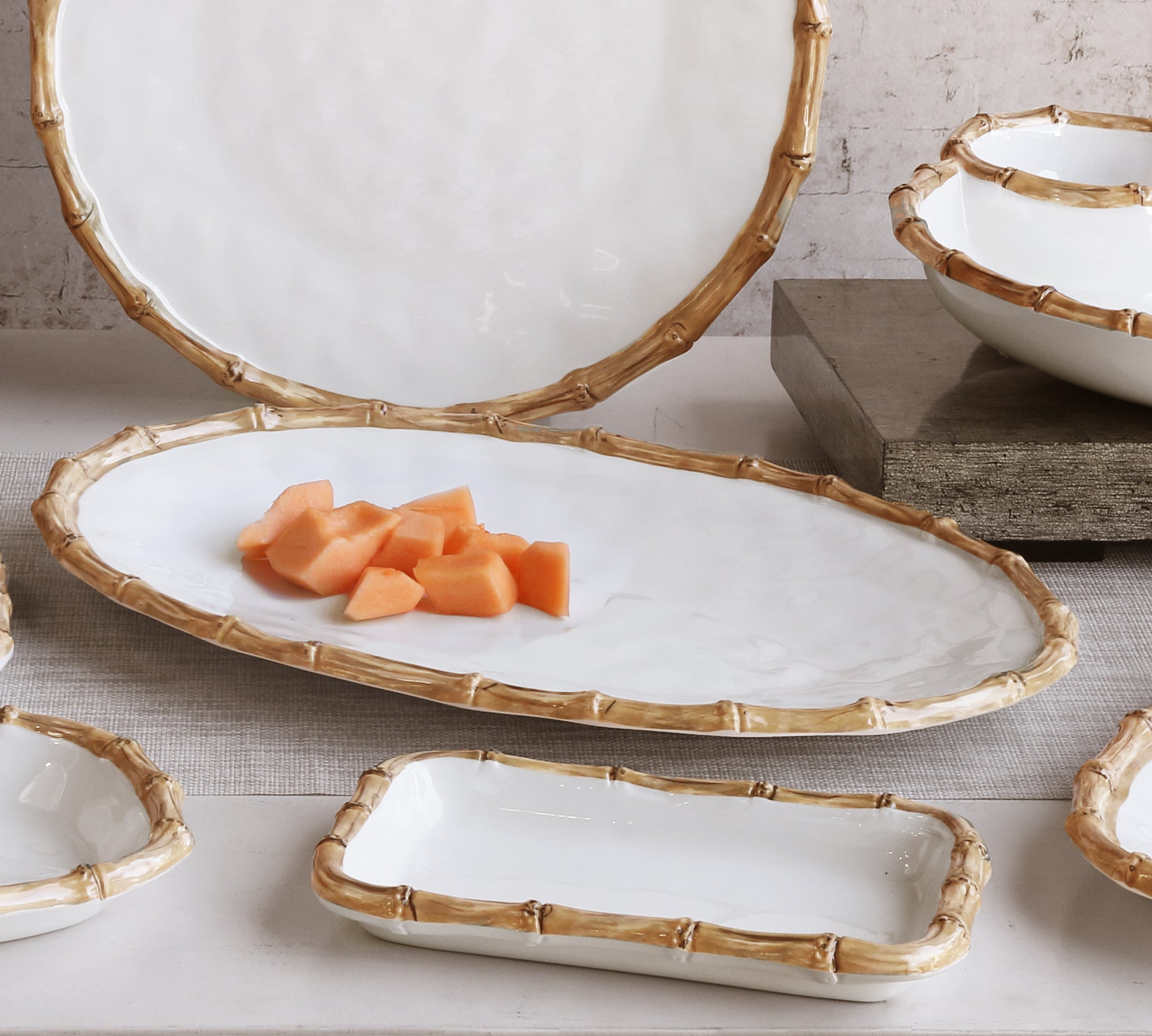 beatriz-ball-vida-bamboo-guest-towel-holder-white-and-natural