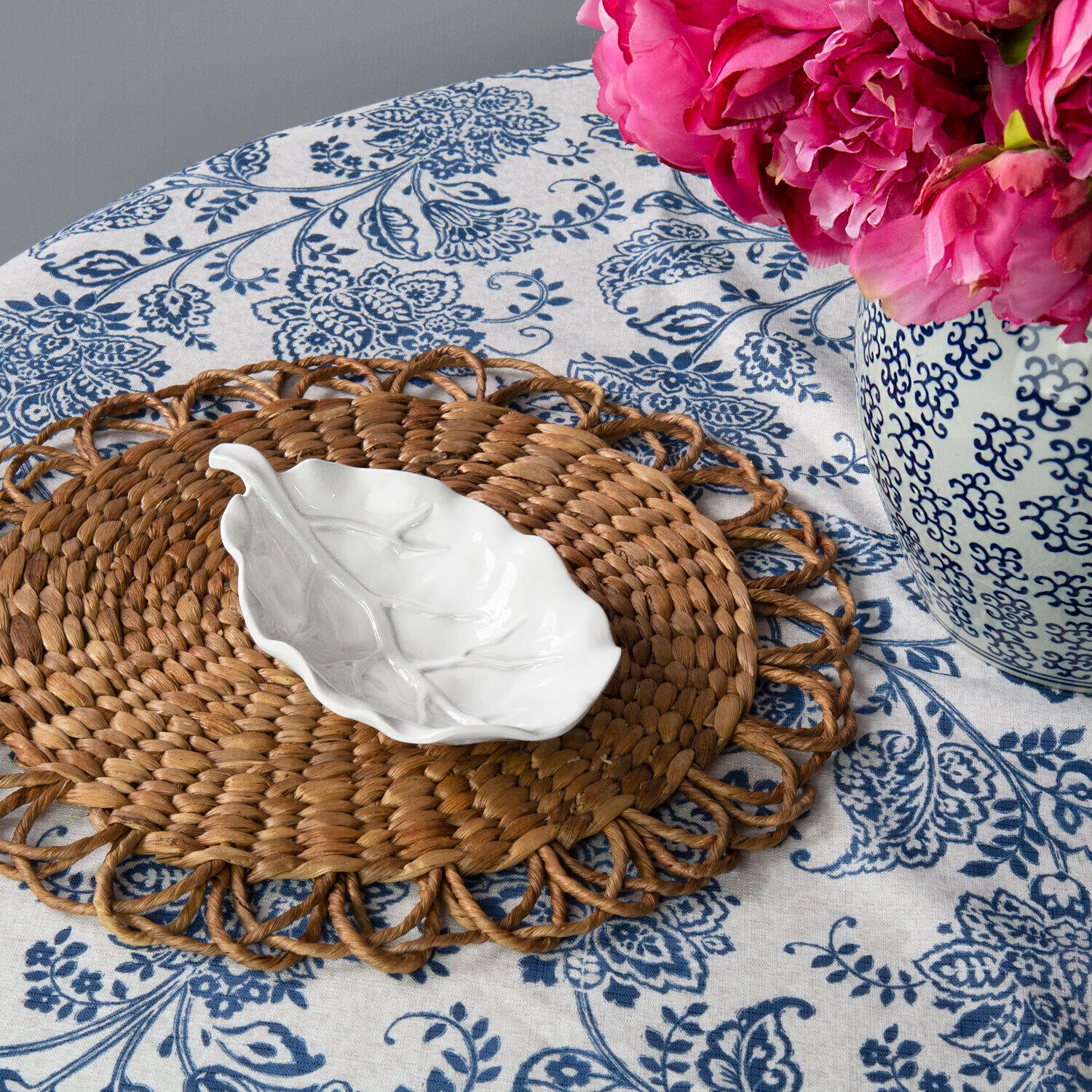 beatriz-ball-vida-lettuce-small-leaf-platter-white