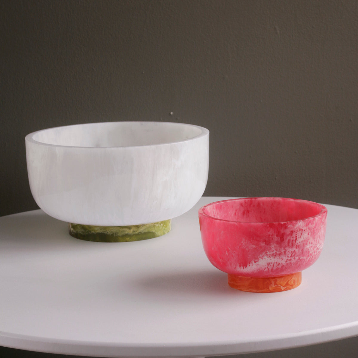 beatriz-ball-resin-rio-large-bowl-with-base-white-and-green