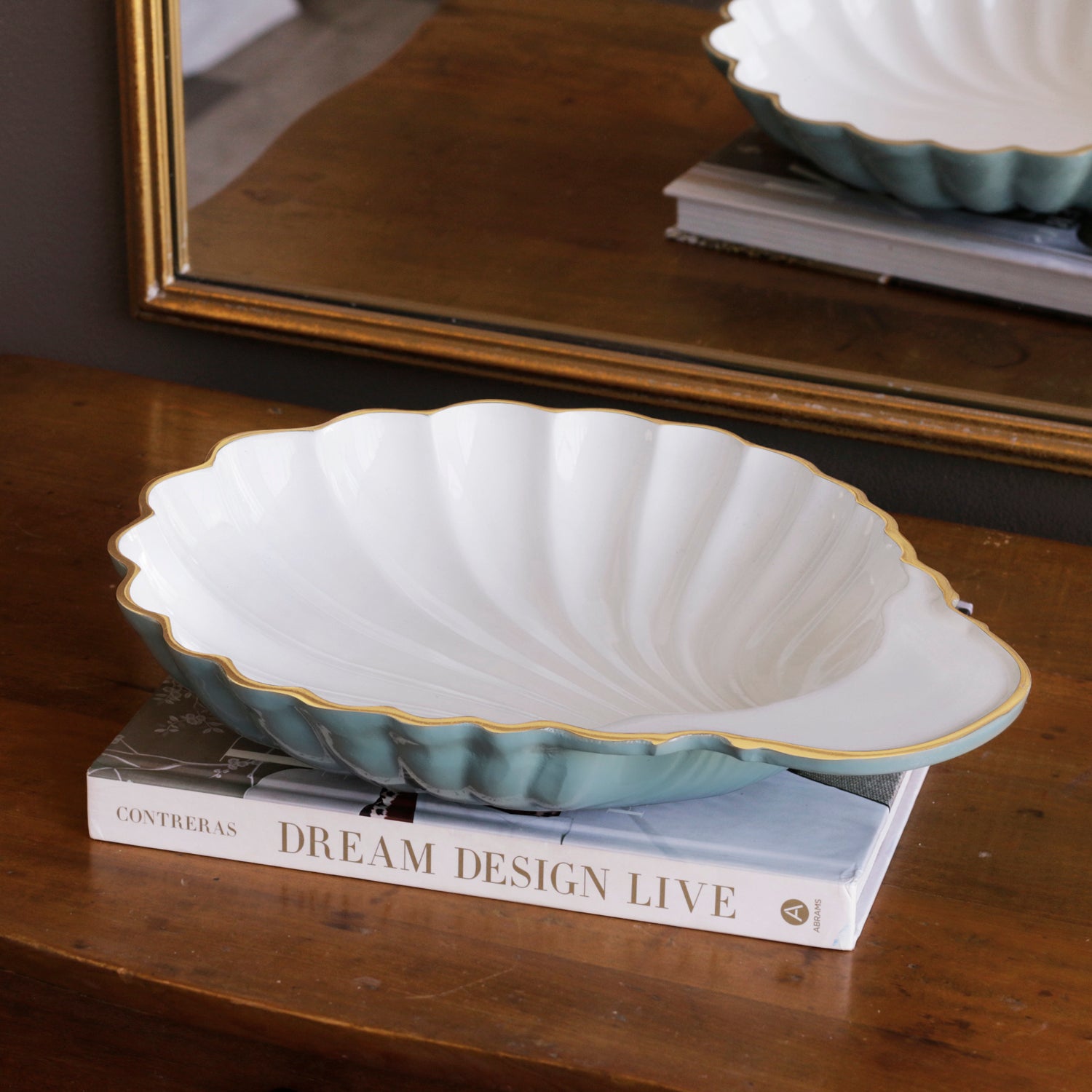 ENCANTO Medium Scallop Shell (Turquoise and White)