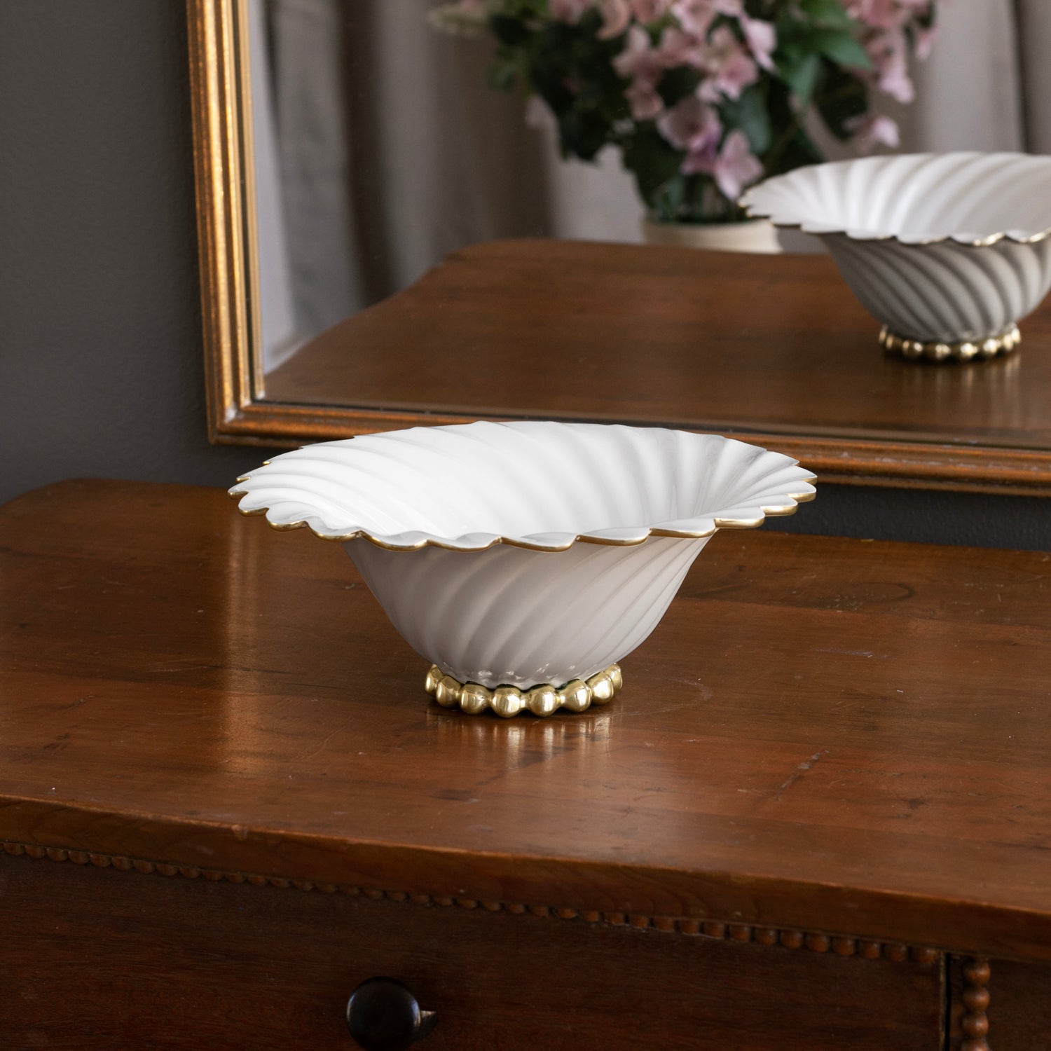 beatriz-ball-encanto-vienna-small-bowl-with-pearl-base-dove-and-white