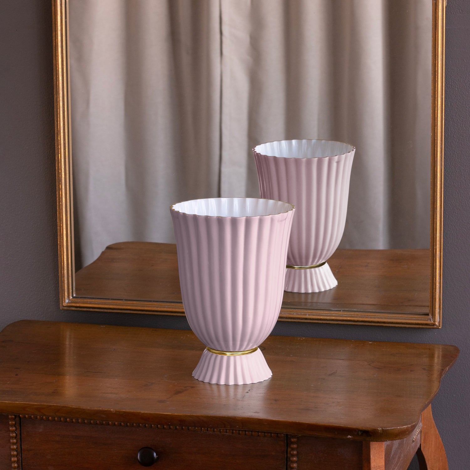 beatriz-ball-encanto-vienna-medium-vase-camellia-and-white