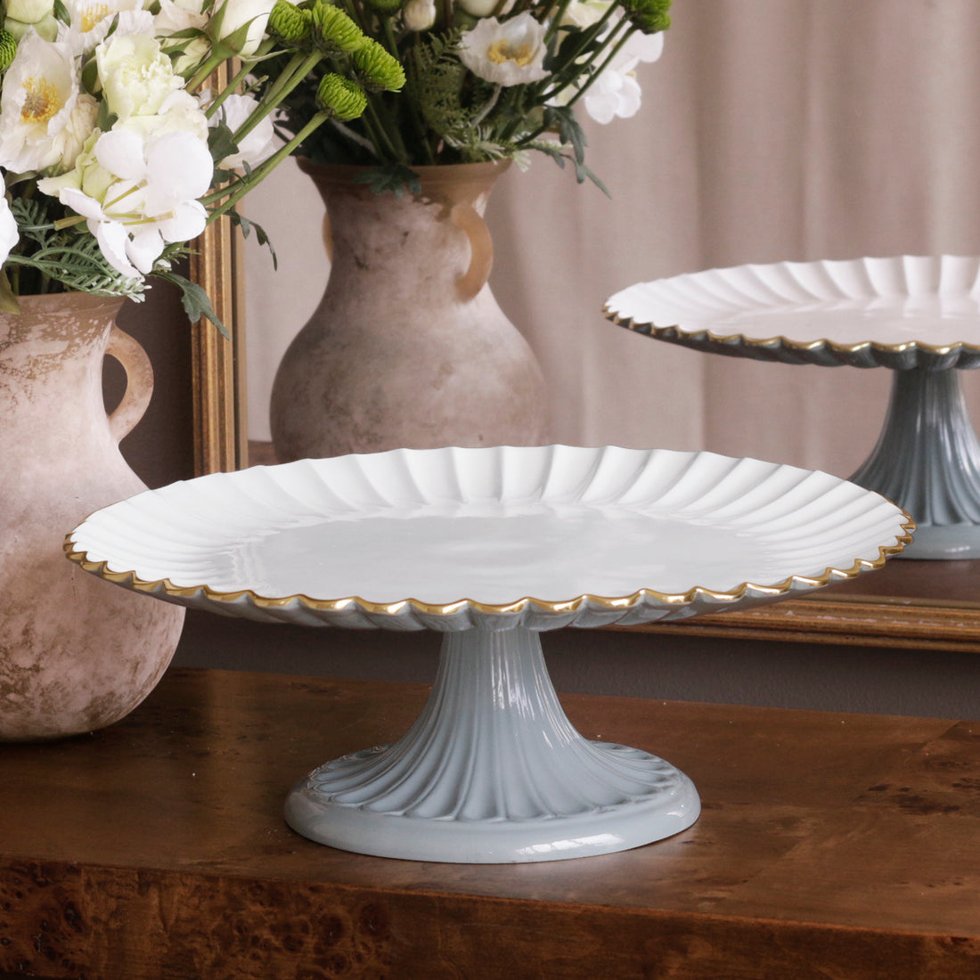 ENCANTO Vienna Pedestal Cake Plate (Slate and White)