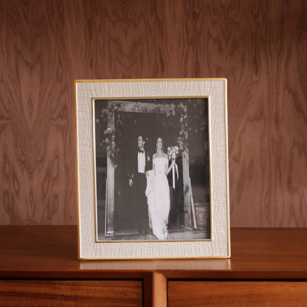 frame-encanto-croc-8-x-10-cream