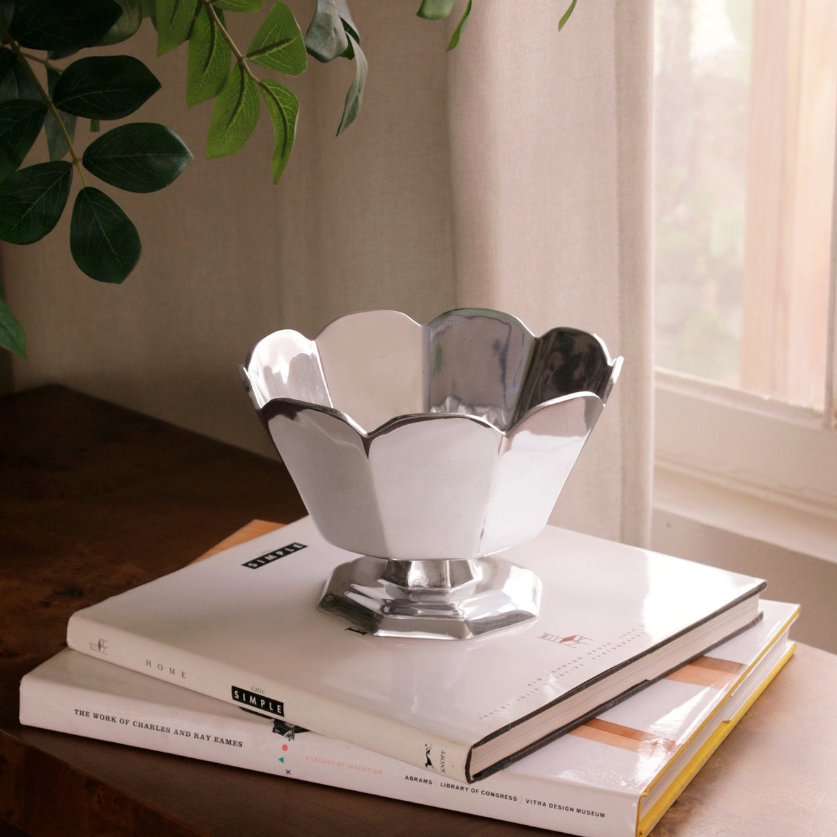 vintage-faceted-pedestal