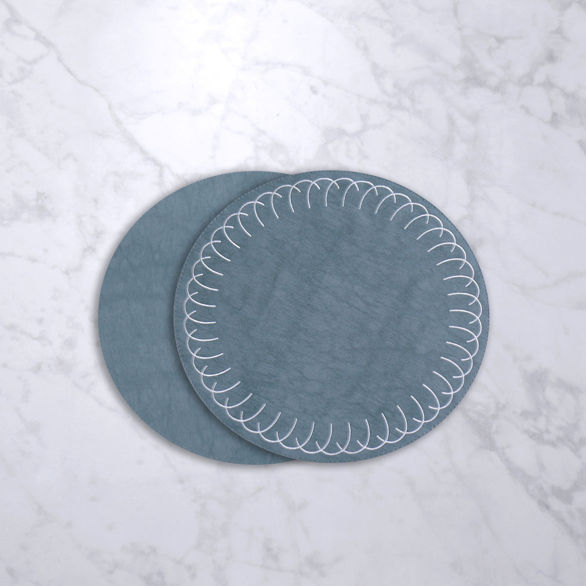 beatriz-ball-vida-round-embroidered-swirl-15-5-round-placemats-set-of-4-blue