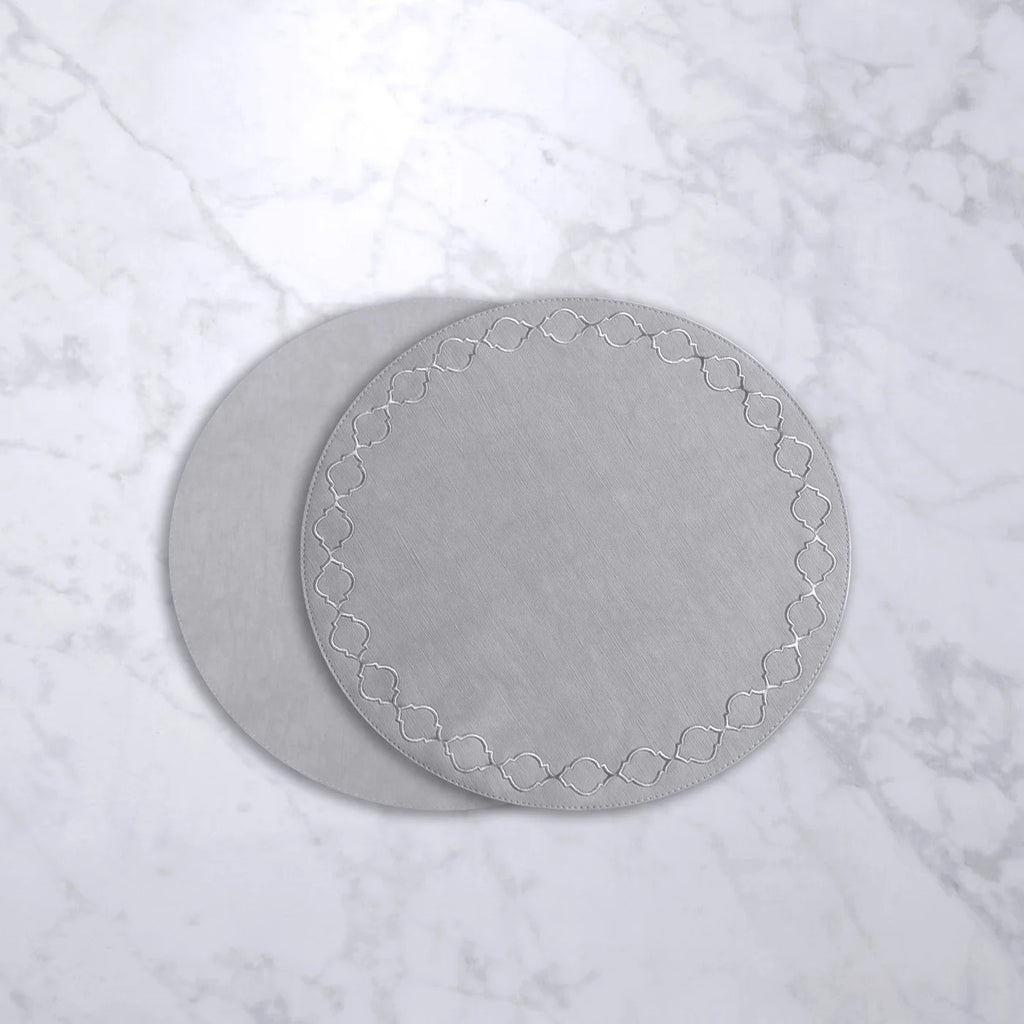 beatriz-ball-vida-round-embroidered-quatrefoil-15-5-round-placemats-set-of-4-gray